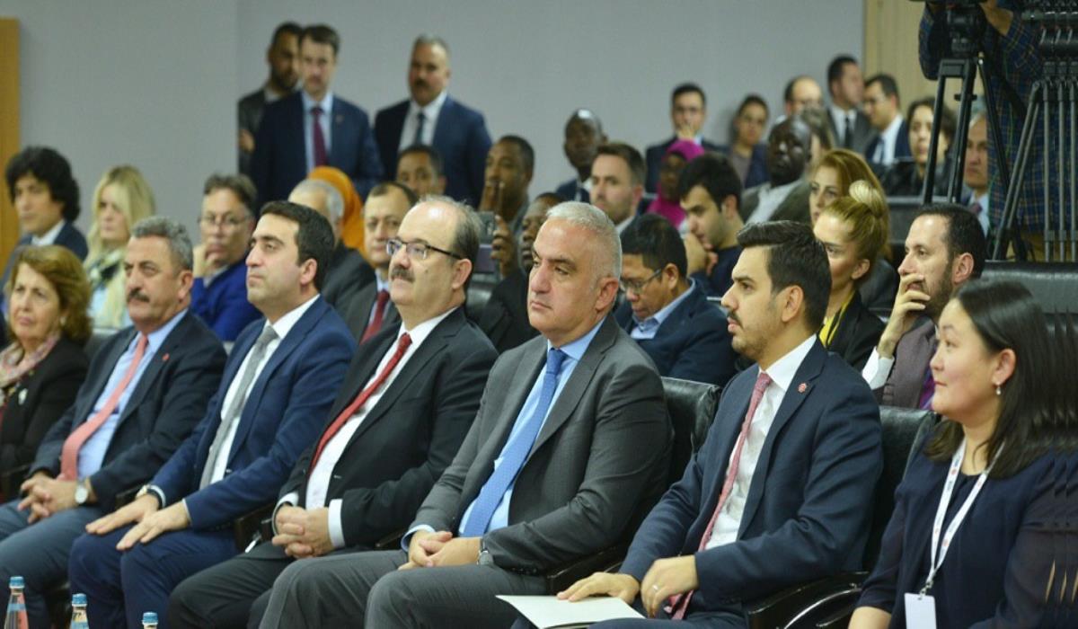 Bakan Ersoy: 'Türkiye Mezunları Derneklerini Gerçekten Önemsiyoruz'